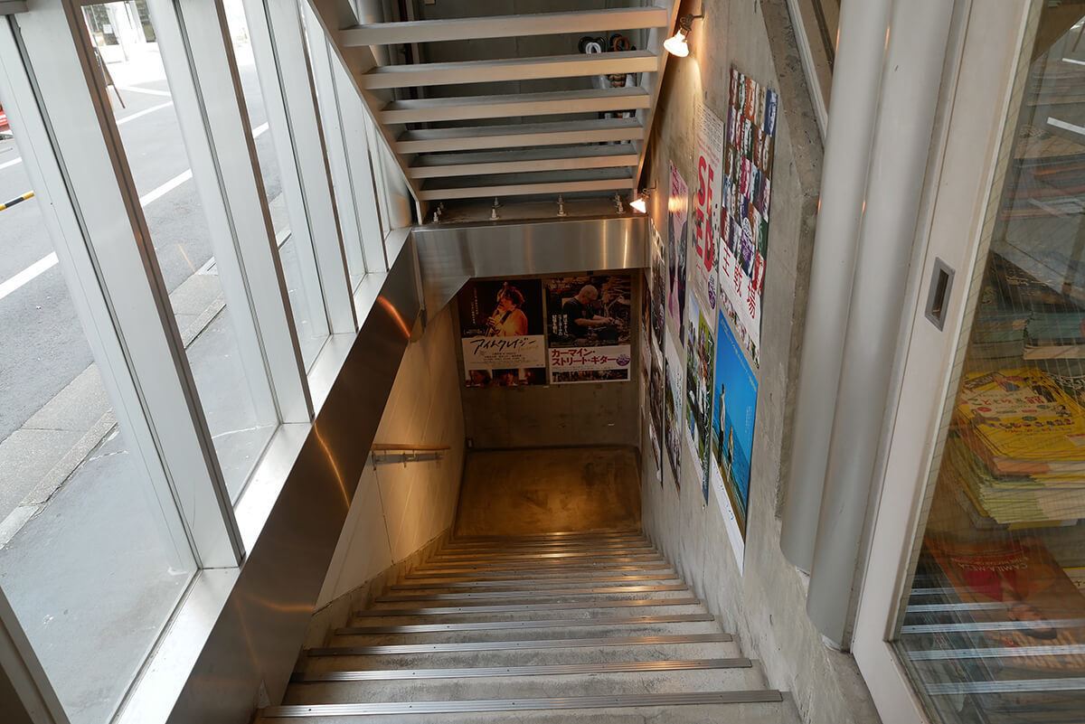 地下に向かう階段はポスターでいっぱい