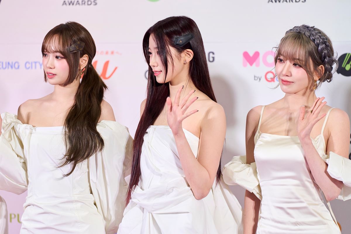 11月28・29日に東京・東京ドームで開催された「2023 MAMA AWARDS」のレッドカーペットDAY2に登場したLE SSERAFIM 撮影：伊藤 由圭 (C) CJ ENM Co., All Rights Reserved