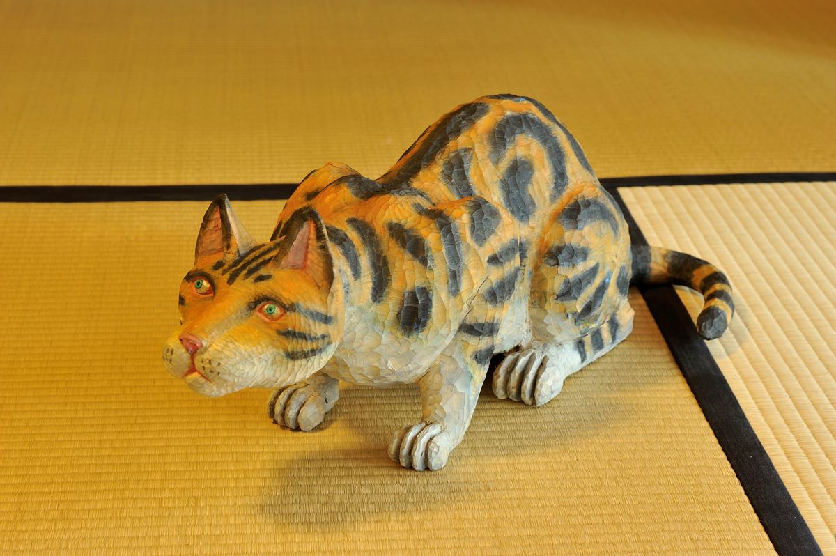 《Cat 2010-05》 2010 樟、油彩 撮影／大島拓也 京都芸術センターでの展示 (C)Atsuhiko Misawa, Courtesy of Nishimura Gallery