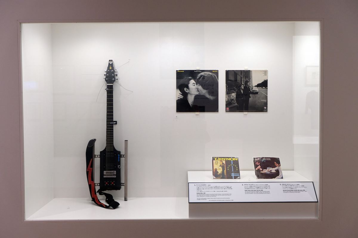 「ダブル・ファンタジー」収録時にジョンが使用していたギターや、アルバムジャケット。アルバムジャケットは篠山紀信の撮影