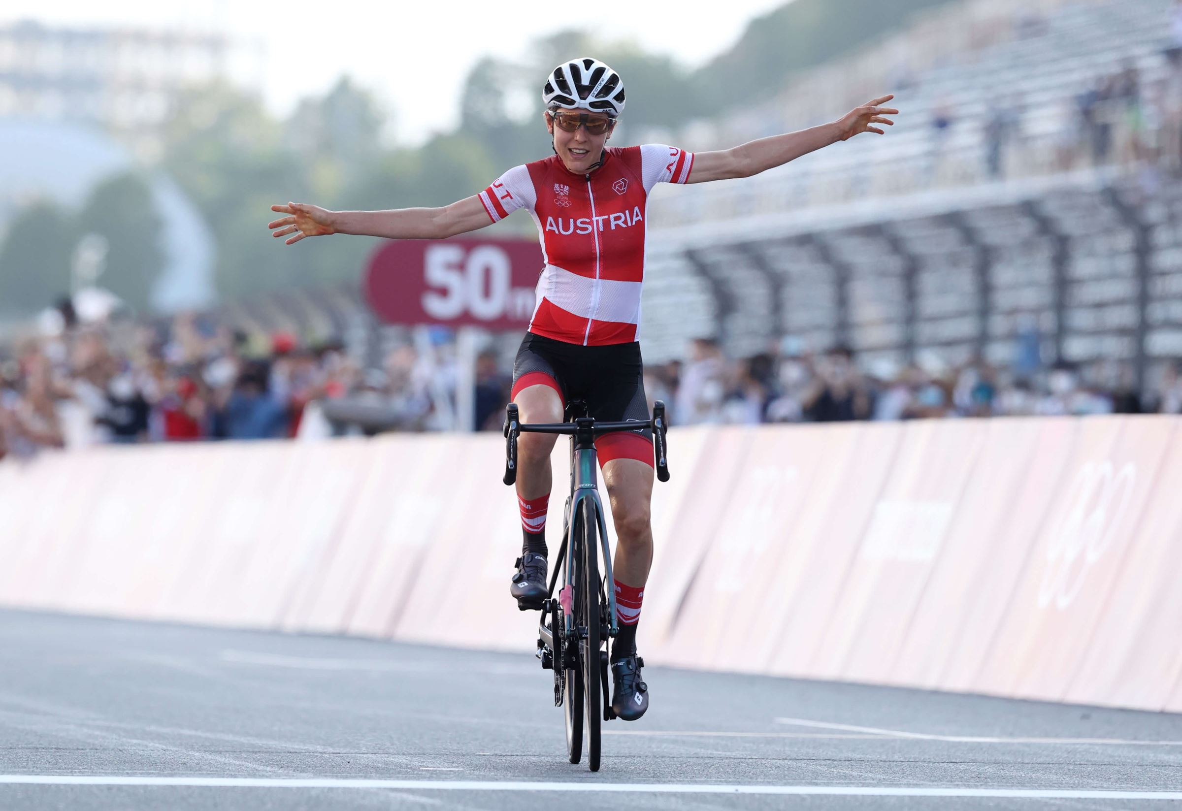 自転車女子個人ロードレースで金メダルを獲得した、オーストリア代表のアナ・キーゼンホファー選手。数学者であること、プロ契約を結んでおらずコーチもスタッフもいなかったこと、世界ランキング94位での独走だったことなど、異例づくめの優勝だった。