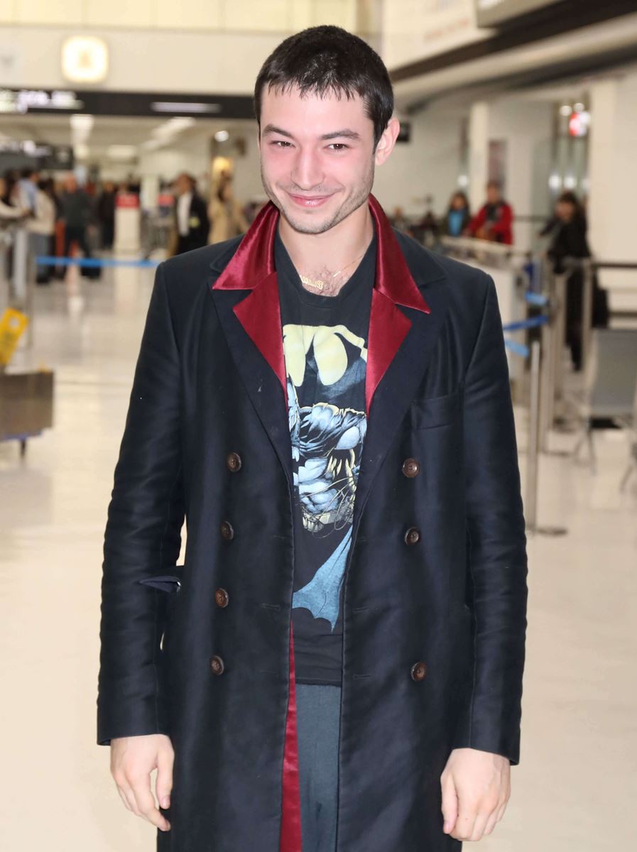 2018年11月『ジャスティス・リーグ』のプロモーションで来日した際に成田空港で。素はシャイなイイ子なんだろうなと思わせる1枚。