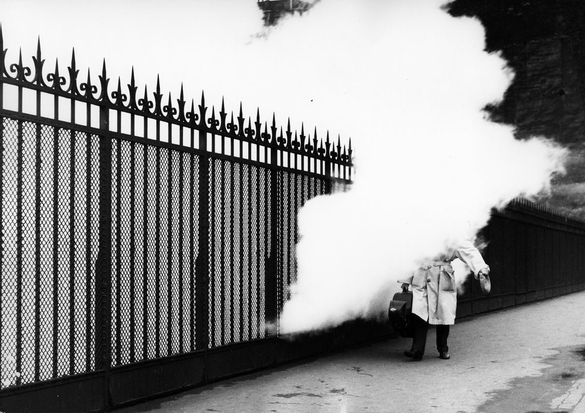 ロベール・ドアノー 《蒸気の出る歩道橋》 1957年 ゼラチン・シルバー・プリント ©Atelier Robert Doisneau/Contact