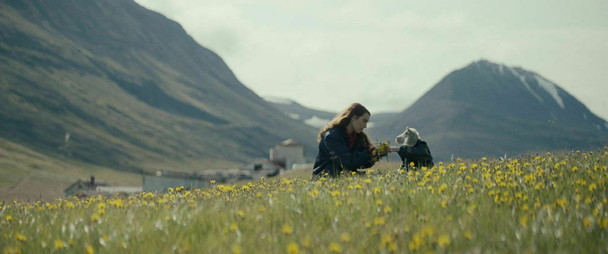 『LAMB／ラム』　(C)2021 GO TO SHEEP, BLACK SPARK FILM &TV, MADANTS, FILM I VAST, CHIMNEY,RABBIT HOLE ALICJA GRAWON-JAKSIK, HELGI JOHANNSSON