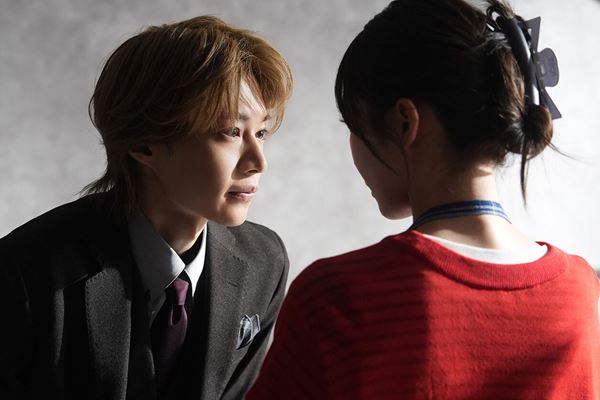 (C)村山犬・ちかふじ・ライブコミックス/「その天才様は偽装彼女に執着する」製作委員会