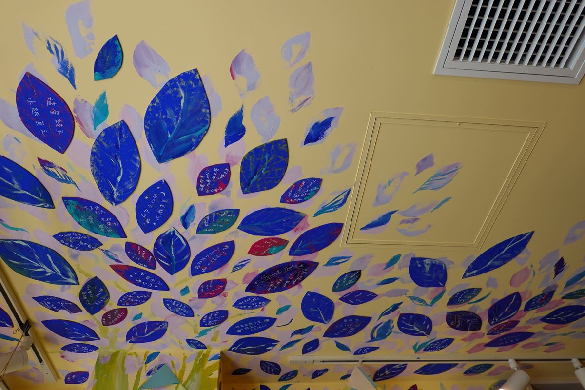 ロビーの天井の「チュプキの樹」のイラスト。葉には支援者の名前がある
