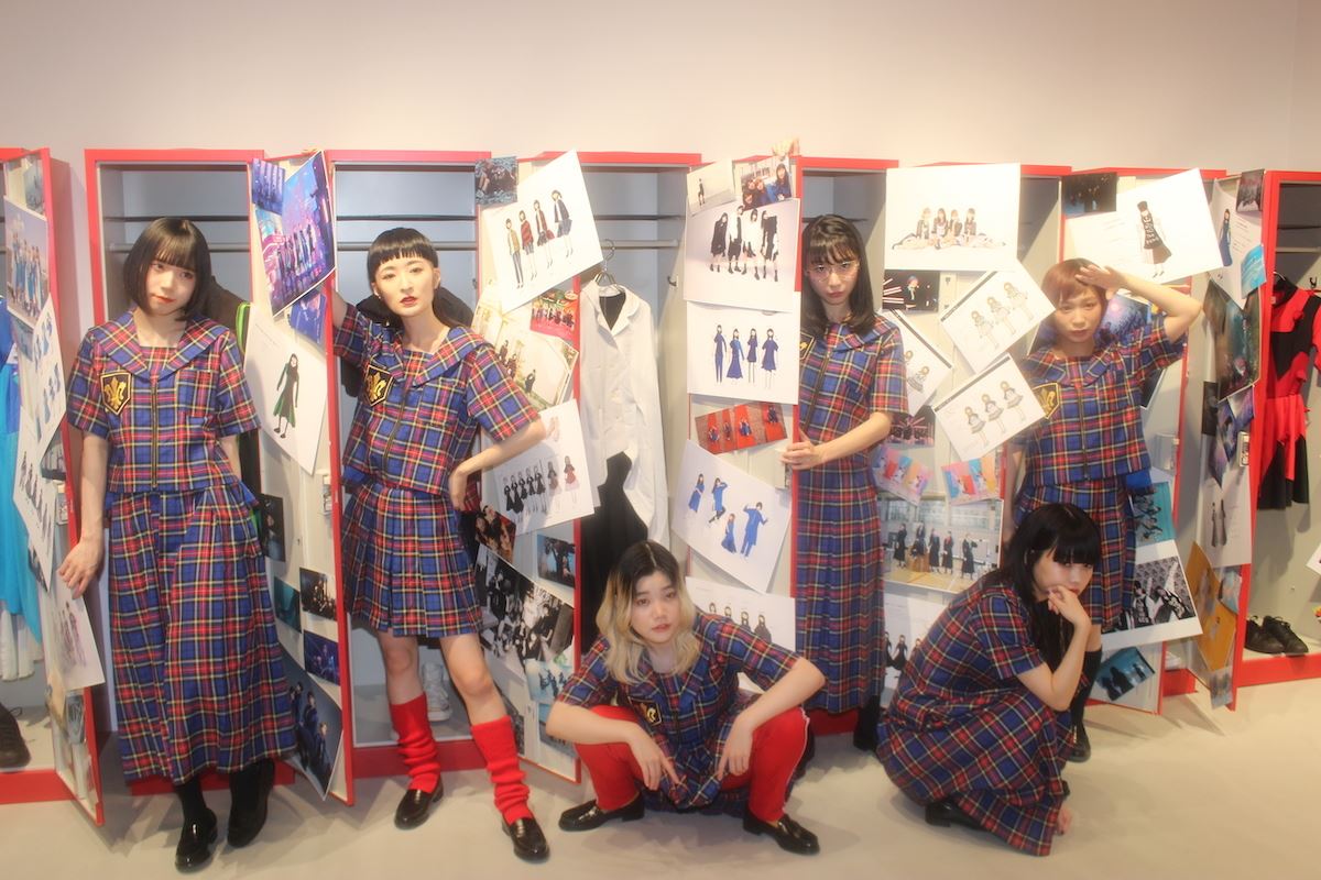 BiSH ハシヤスメ・アツコ、展覧会『SCHOOL OF WACK』の魅力を語る 「匂い、形だったりだとか、全てを間近で楽しめる」 - ぴあ音楽