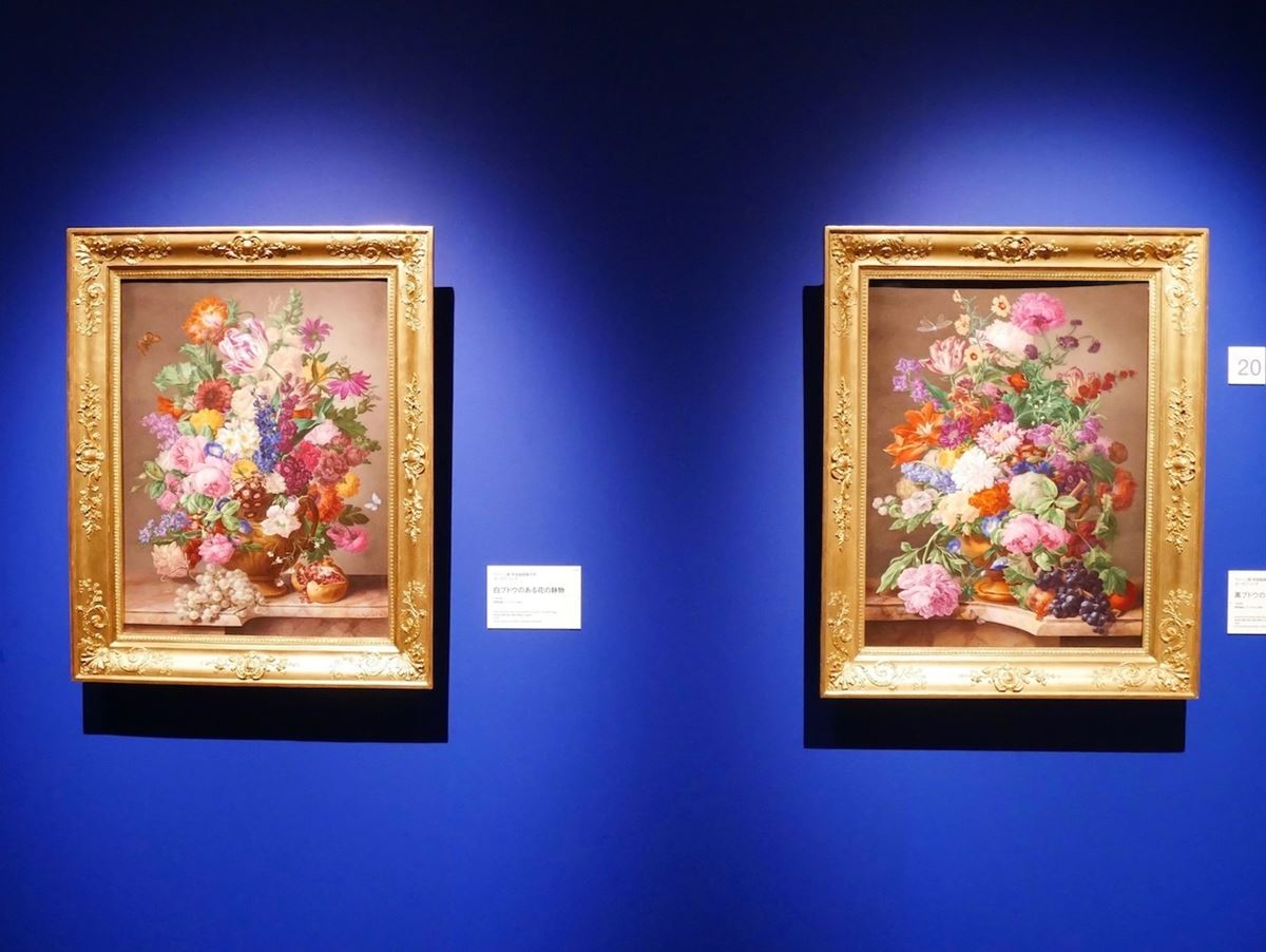左：ウィーン窯・帝国磁器製作所　ヨーゼフ・ニッグ《白ブドウのある花の静物》 右：ウィーン窯・帝国磁器製作所　ヨーゼフ・ニッグ《黒ブドウのある花の静物》