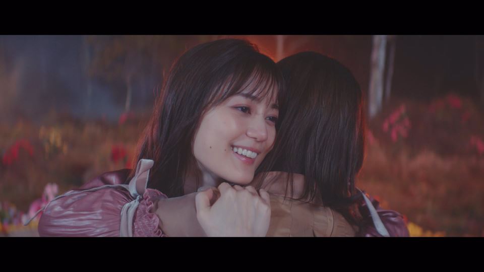 乃木坂46「最後のTight Hug」MVより