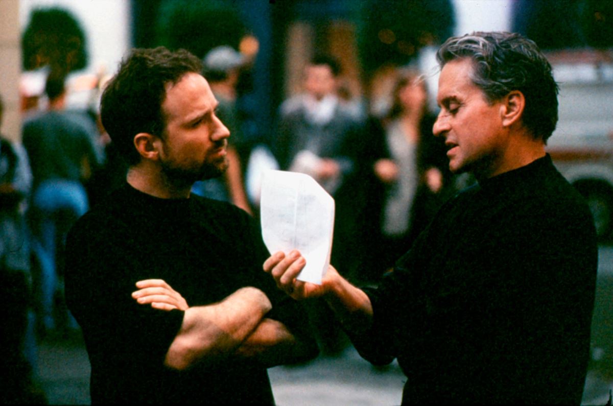 長編映画3作目となった『ゲーム』を撮影中のフィンチャー(左)と主演のマイケル・ダグラス。フィンチャーは1962年生まれなので、『ゲーム』公開当時は35歳の若さ。