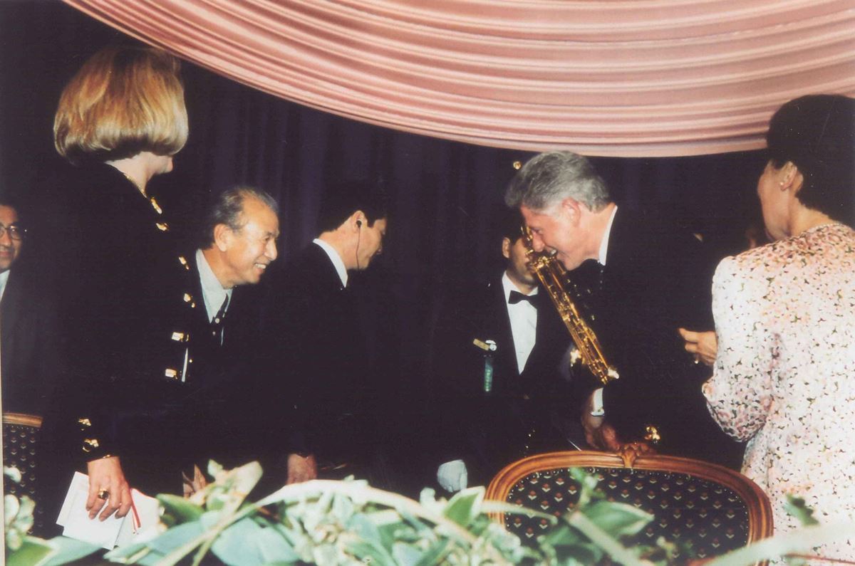 1996年来日したビル・クリントン大統領を歓迎する午餐会で演奏