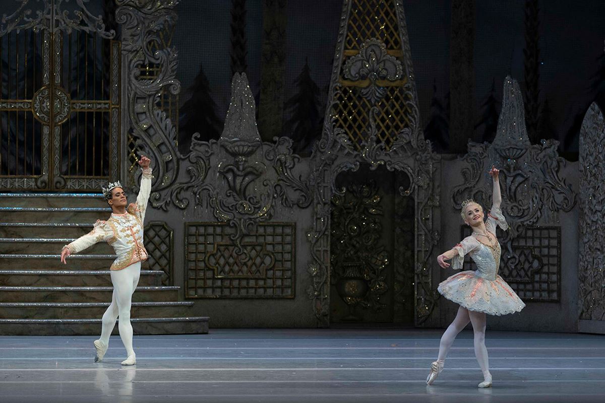 (C)Gary-Avis-as-Herr-Drosselmeyer-in-The-Nutcracker,-The-Royal-Ballet-(C)2022-Asya-Verzhbinsky_lo