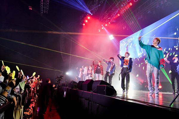 n.SSign フォトブック『1st zepp tour Photobook with Behind