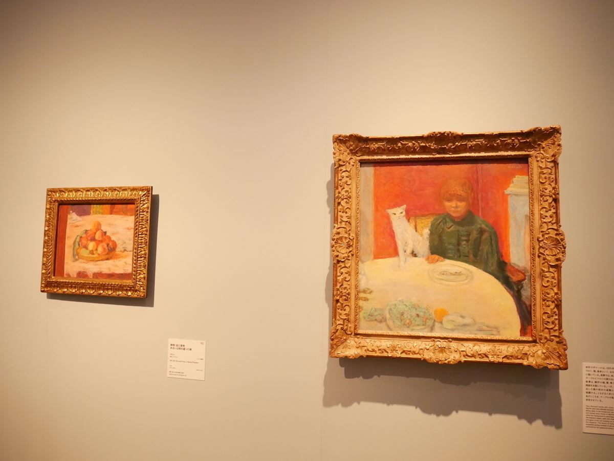 第５章「室内と静物『芸術作品—時間の静止』」より。 右：《猫と女性　あるいは　餌をねだる猫》　1912年頃　オルセー美術館 左：《静物：皿と果物　あるいは桃を盛った鉢》　1921年　オルセー美術館