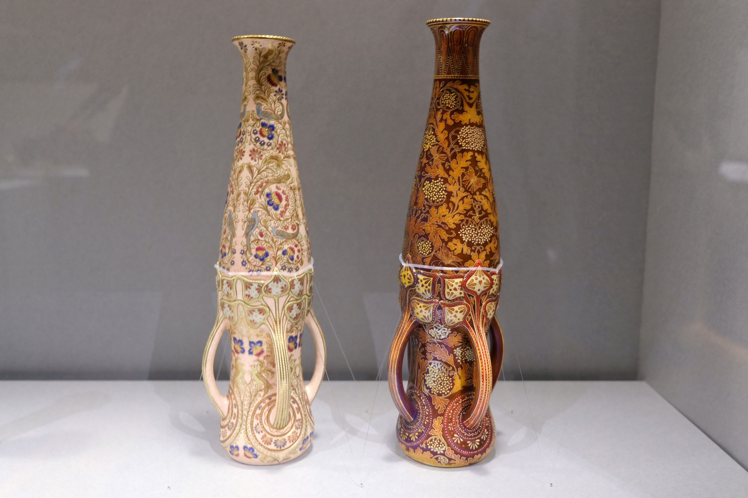 （2点とも）ジョルナイ陶磁器製造所 成形デザイン：シャーンドル・アパーティ・アブト《花瓶 右:日本趣味文様花器 左:ハンガリー民芸文様花器》1903年