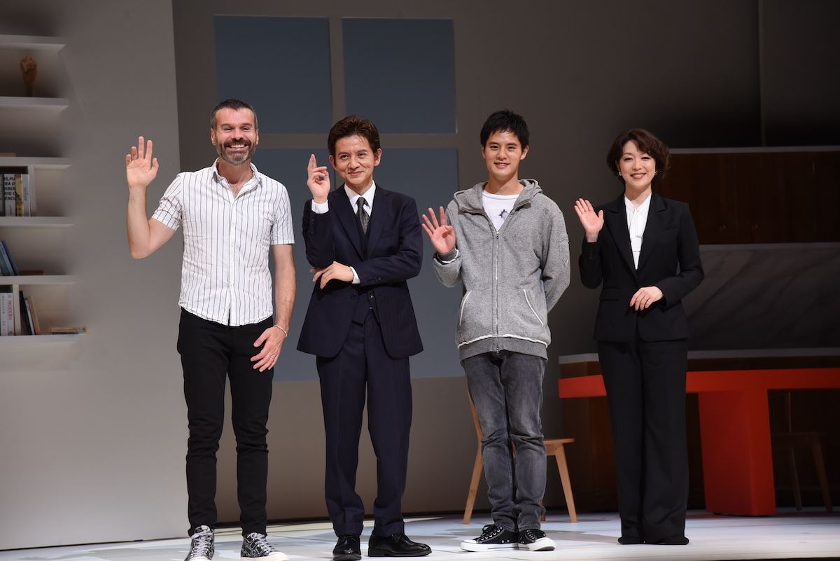 舞台『Le Fils(ル・フィス) 息子』記者会見より、左から　ラディスラス・ショラー、岡本健一、岡本圭人、若村麻由美