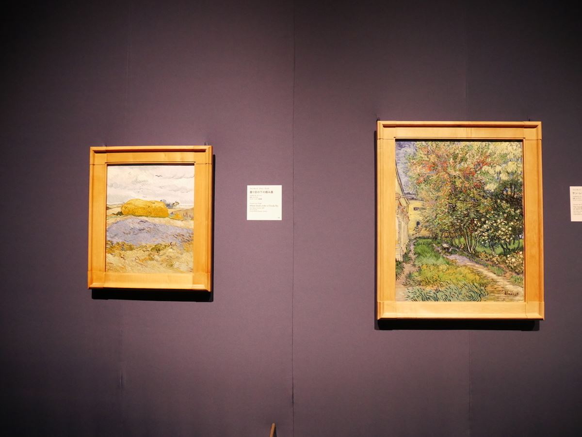 右：フィンセント・ファン・ゴッホ《サン＝レミ療養院の庭》　1889年　クレラー=ミュ ラー美術館　左：フィンセント・ファン・ゴッホ《曇り空の下の積み藁》　1889年　クレラー=ミュラー美術館