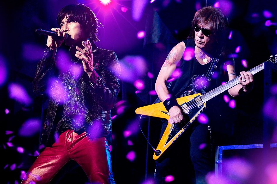 B'z、『Whole Lotta NEW LOVE』ツアーを映像化 「兵、走る」「きみと