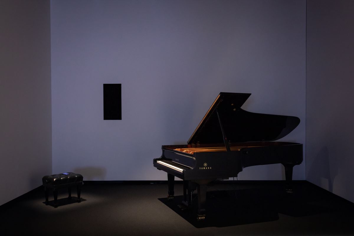 《UN-DEAD-LINK》 2020 実作品［新作オンライン展示］ （自動演奏ピアノ、ウェブサイト、スマートフォン） オンライン・インスタレーション 「エキソニモ UN-DEAD-LINK アン・デッド・リンク」展より 提供：東京都写真美術館　撮影：丸尾隆一 ※3Dシューティングゲーム内でキャラクターが死ぬと、グランドピアノが鳴り、3Dのゲーム空間と現実のオブジェが連動する構造の作品