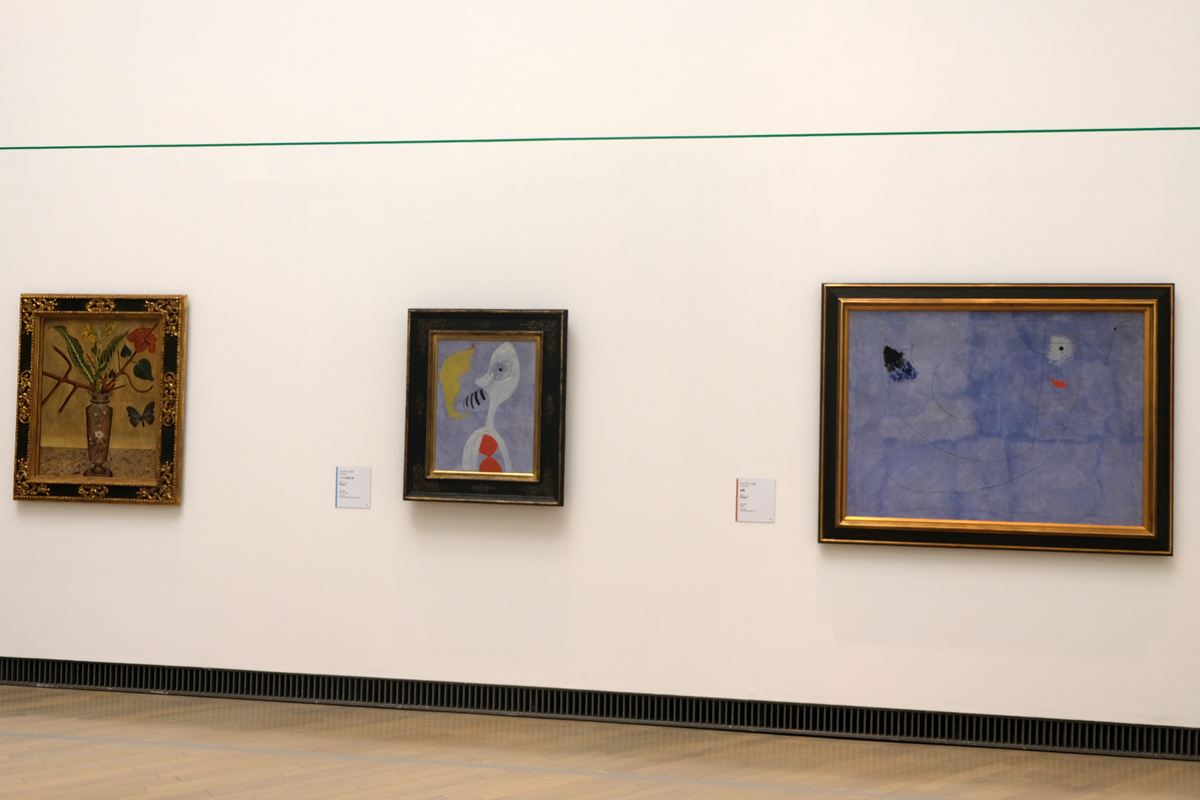 すべてジュアン・ミロの作品 左から《花と蝶》1922-23 横浜美術館、《パイプを吸う男》1925 富山県美術館、《絵画》1925 愛知県美術館