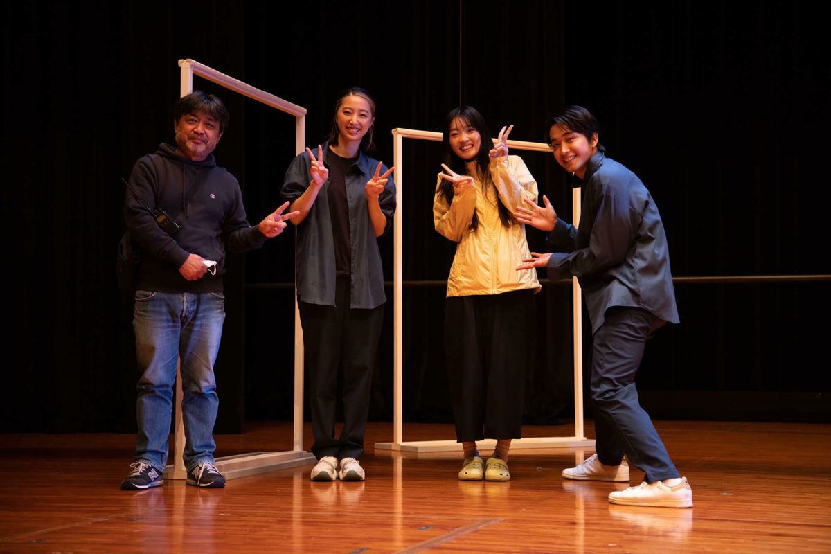 撮影中に記念撮影する（左から）岸善幸監督、坂東希、東野絢香、佐藤寛太