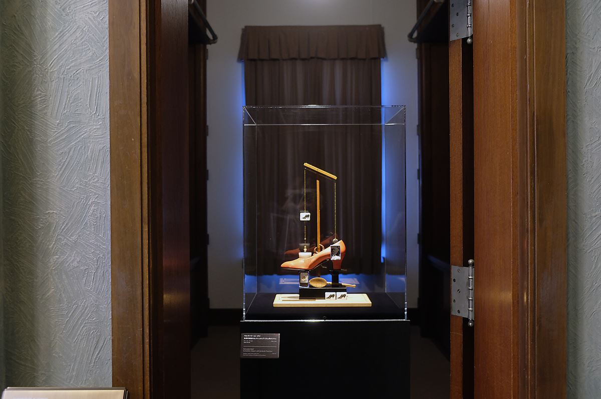 展示風景より 中央はサルバドール・ダリ《象徴的機能を持つシュルレアリスム的オブジェ》　1932-75年