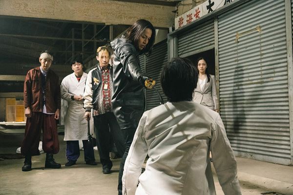 (C)「ヒットマン・ロイヤー」製作委員会