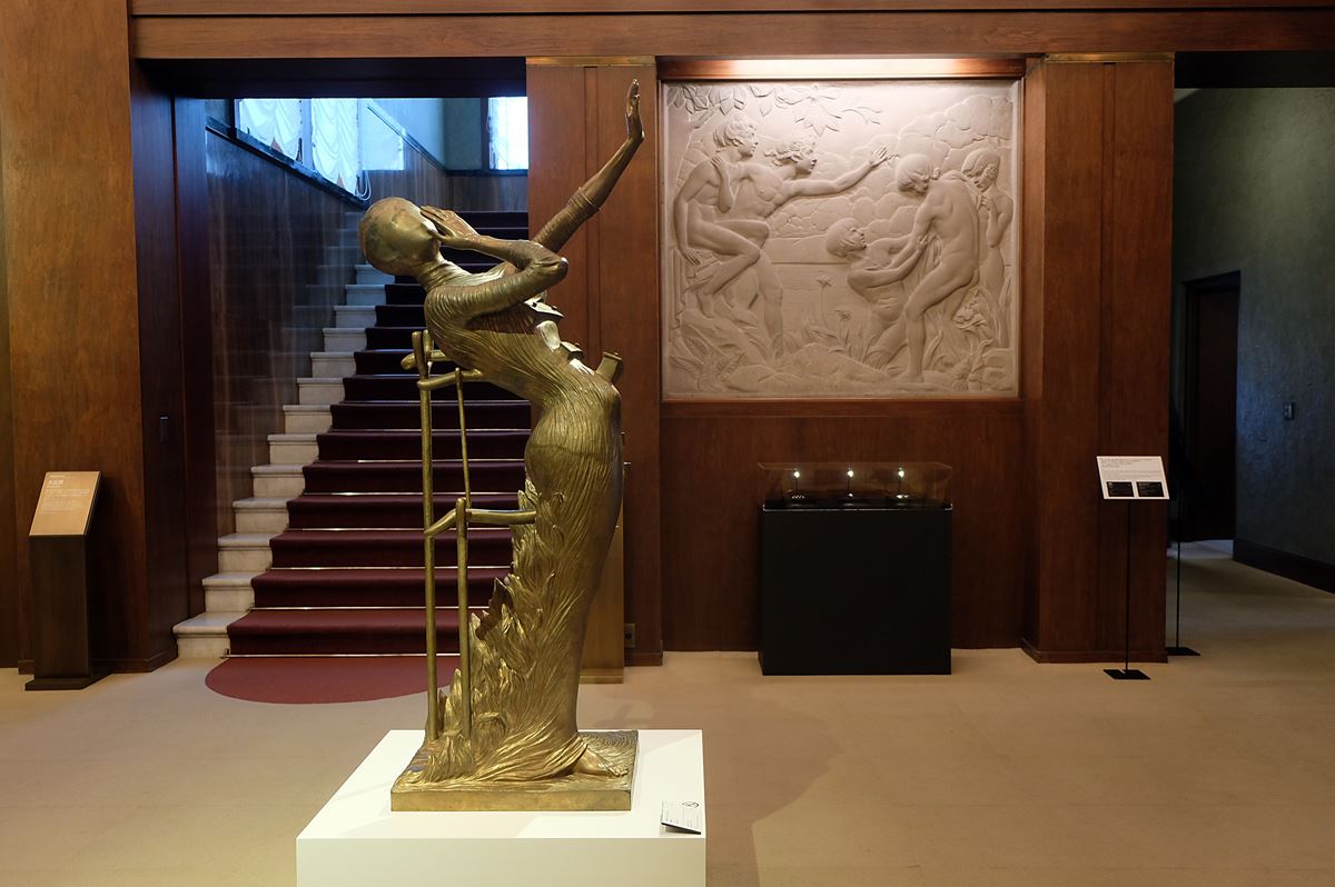 展示風景より　中央はサルバドール・ダリ《抽き出しのあるミロのヴィーナス》（1936-64）