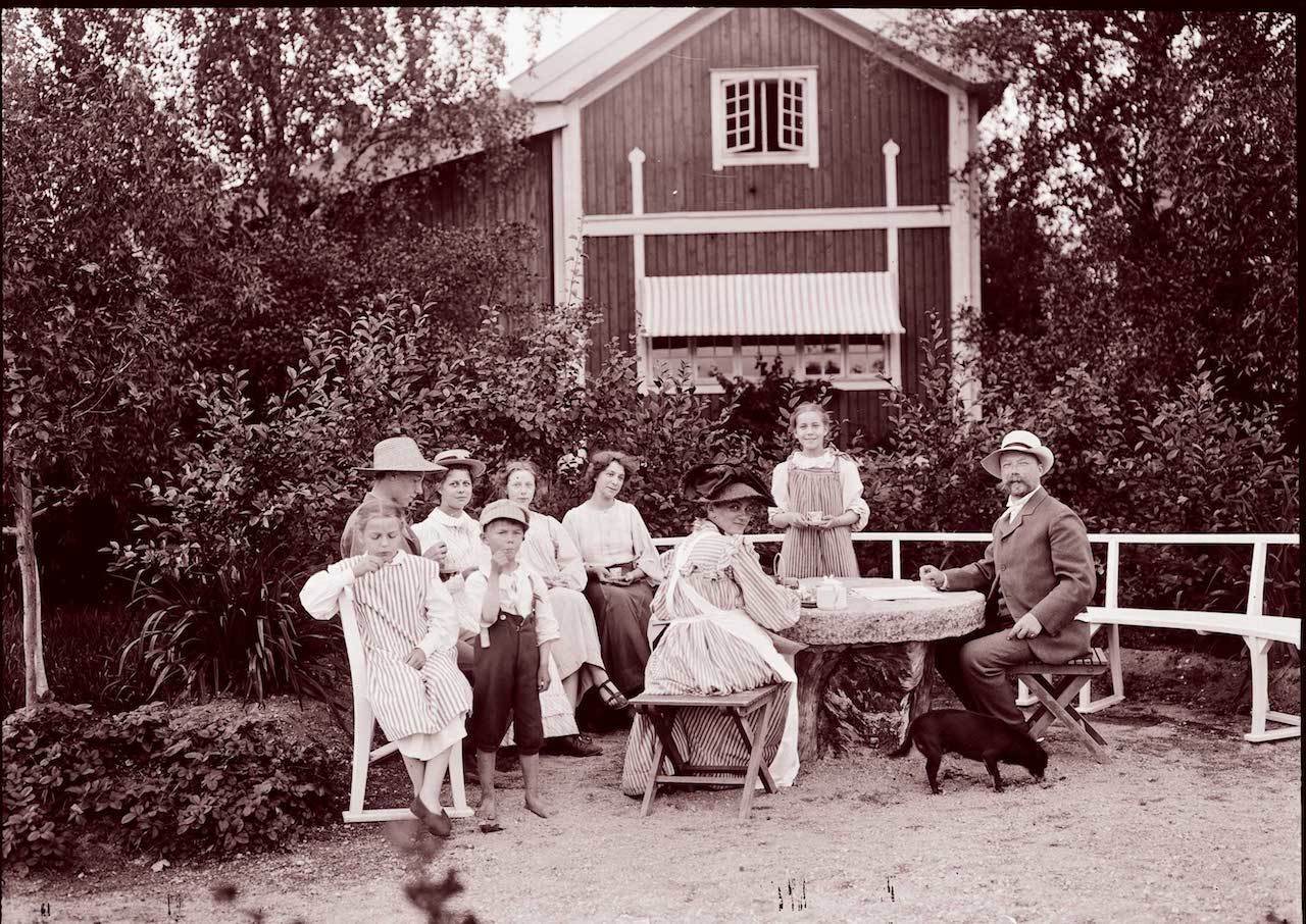 リッラ・ヒュットネースの庭に集うラーション一家　1906-07 年頃  　(c) Carl Larsson-garden