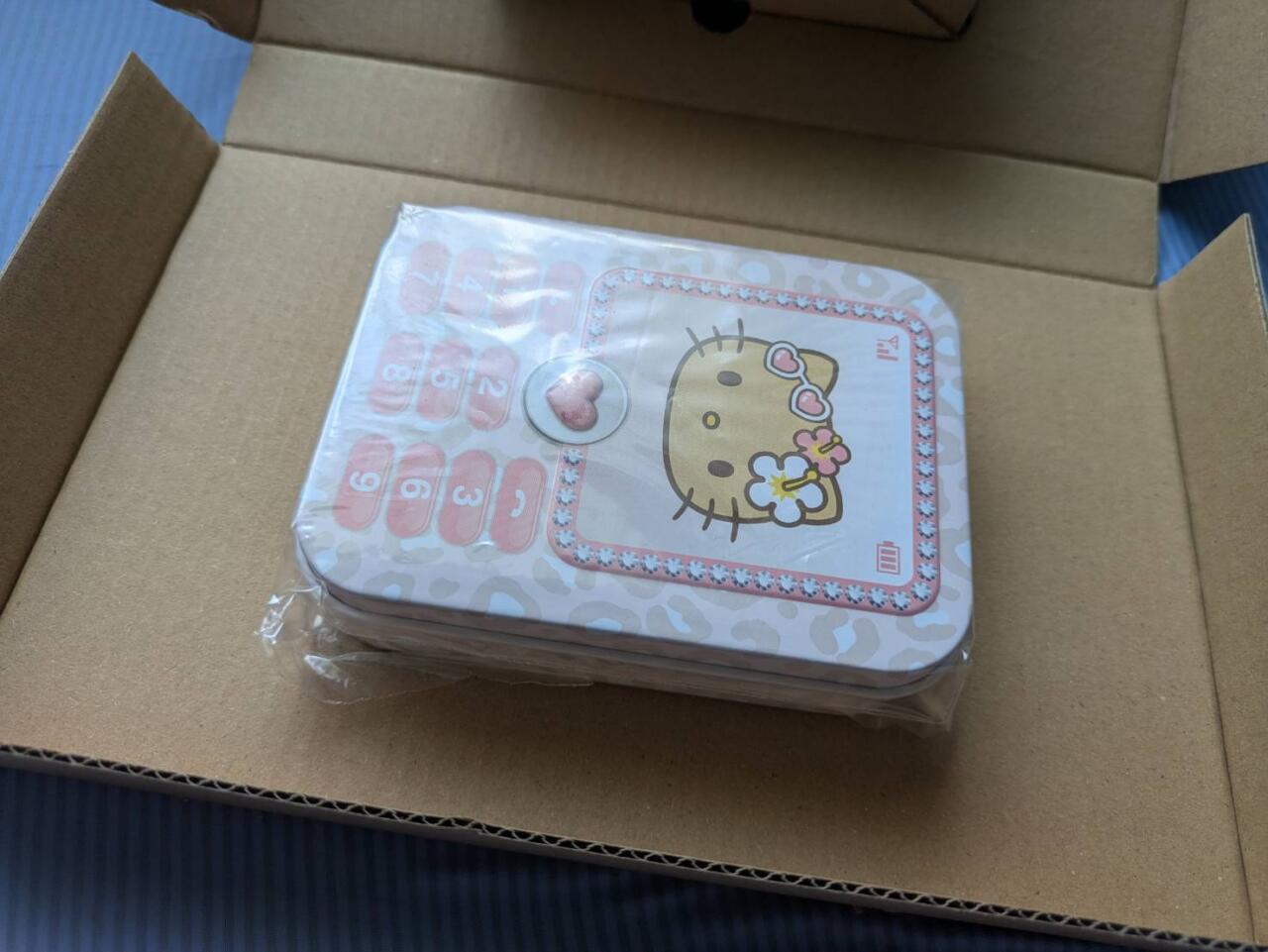 サンリオ付録】“ガラケー風缶”が可愛すぎる！ハローキティの「缶ケース