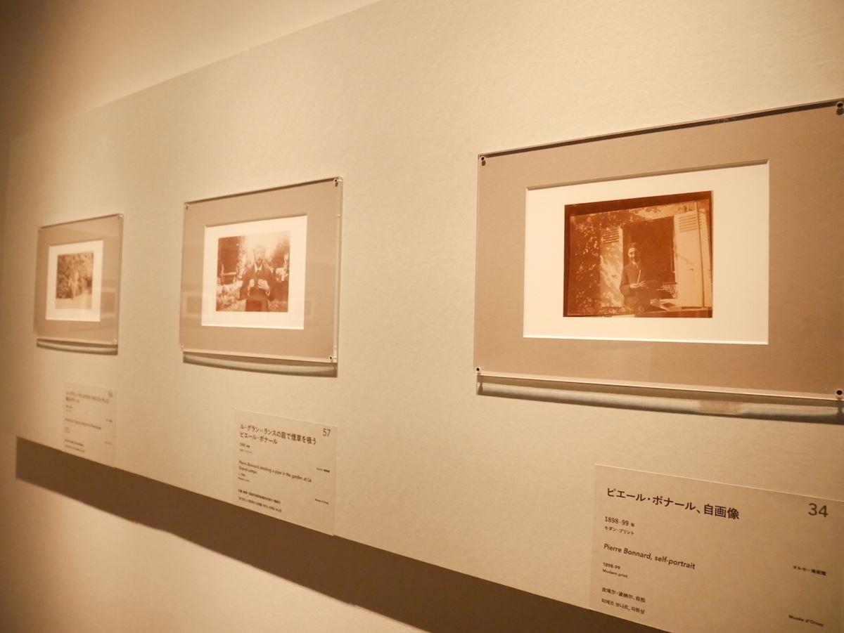 第３章「スナップショット」より。 右：《ピエール・ボナール、自画像》1898-99年　オルセー美術館