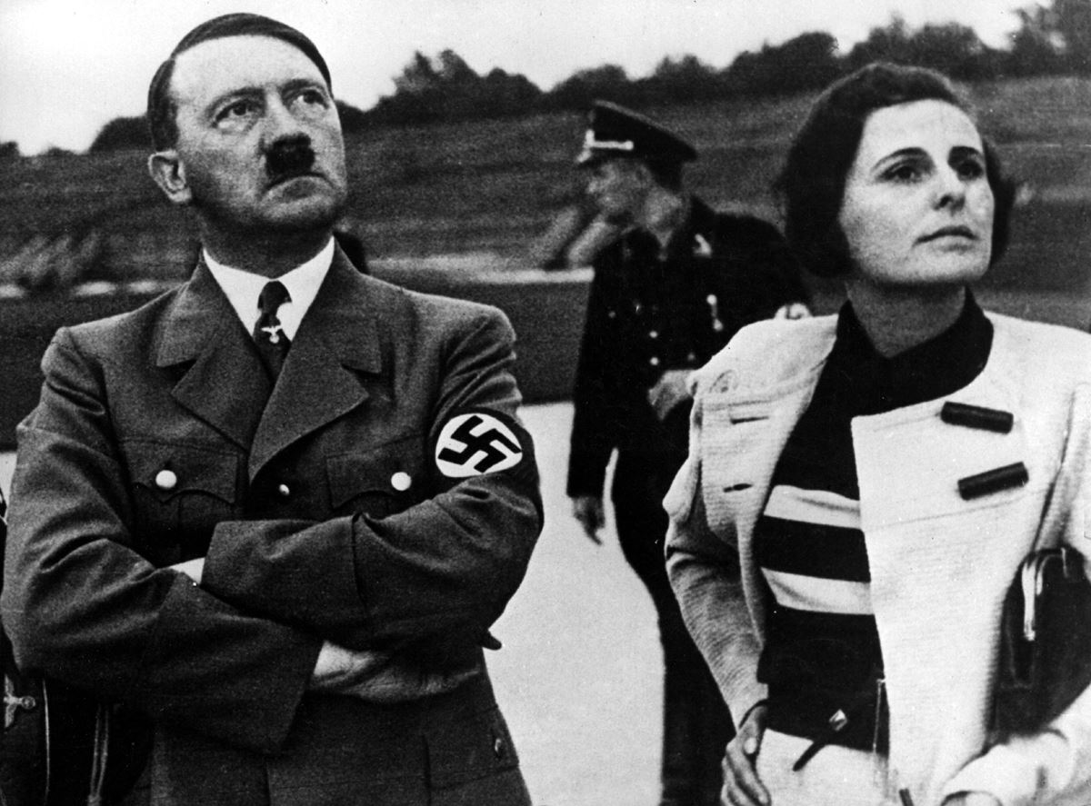 アドルフ・ヒトラー(左)とレニ・リーフェンシュタール(右) (写真：アフロ)