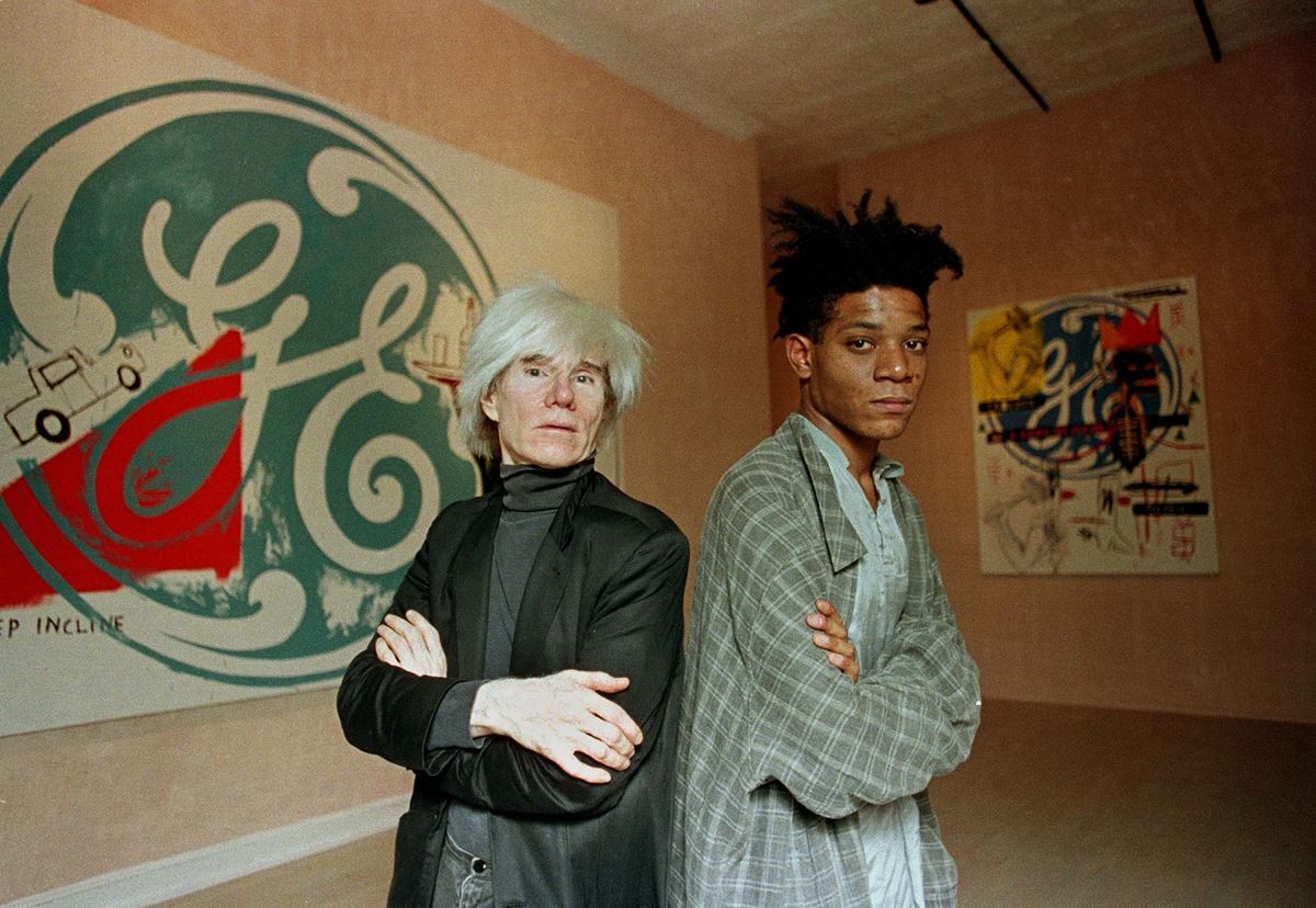 左：アンディ・ウォーホル、右：ジャン・ミシェル・バスキア（1985年）　写真：AP/アフロ