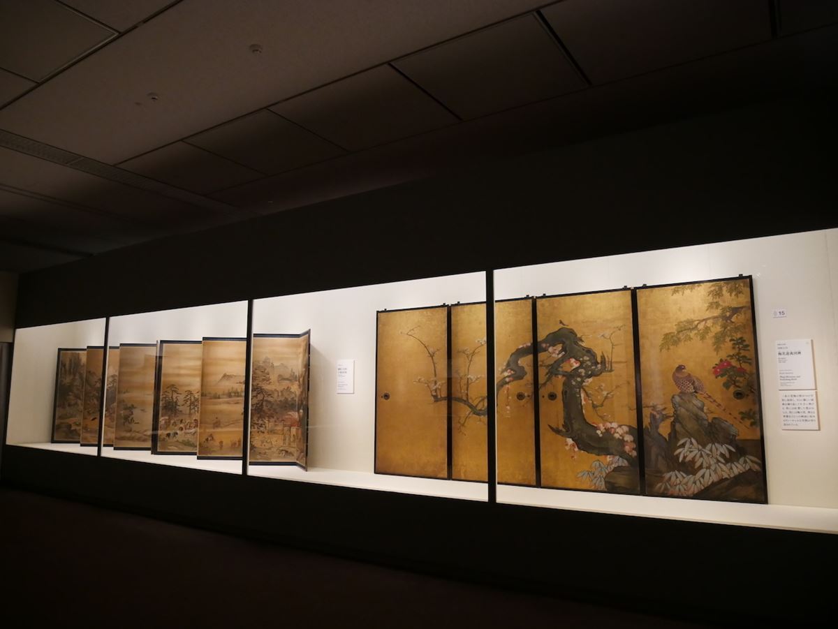 （手前）重要文化財　狩野山雪《梅花遊禽図襖》　寛永8年（1631）　京都・天球院 ＊通期展示