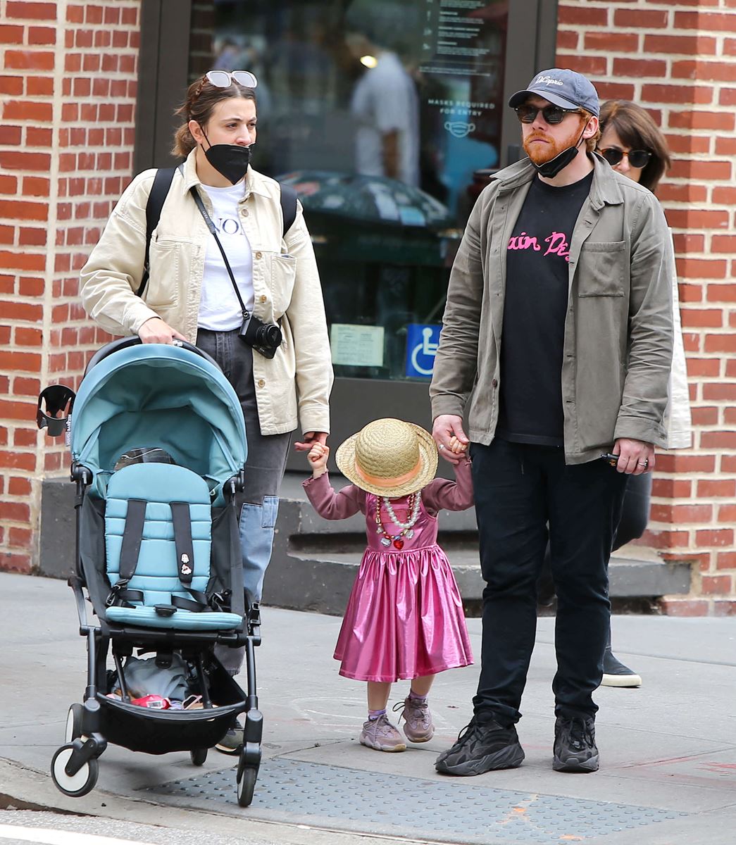 2022年5月、NYの街角でパートナーのジョージア・グルームと娘のウェンズデーちゃんとともにタクシーを待つルパート。