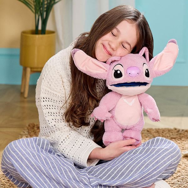 おもちゃの域を超えた進化…！ ふわふわで100通り喋る「スティッチ」が4