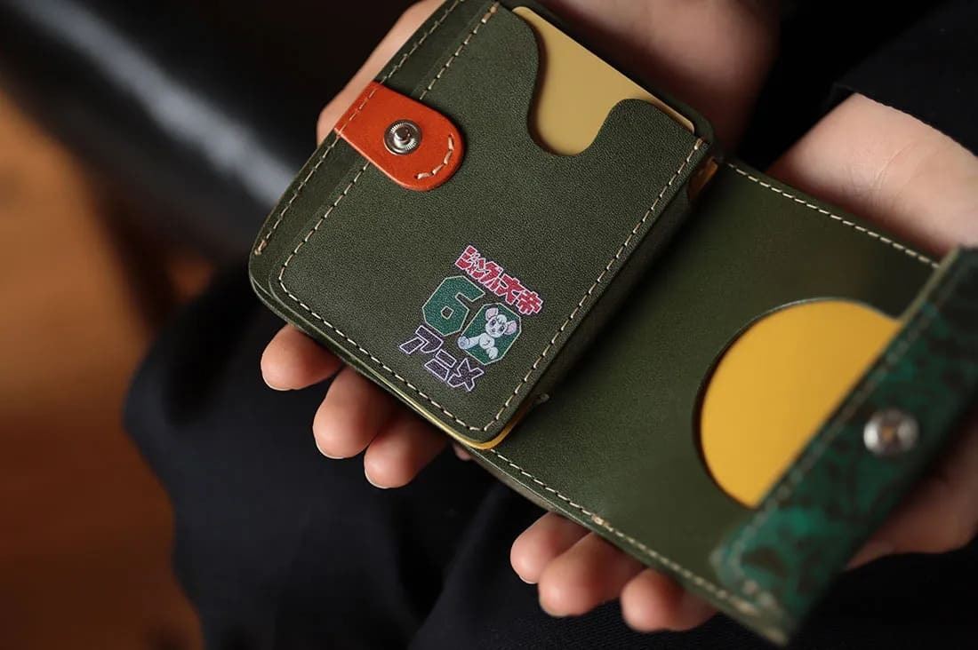 手塚治虫の『ジャングル大帝』が高級レザー財布に！ レオとパンジャの
