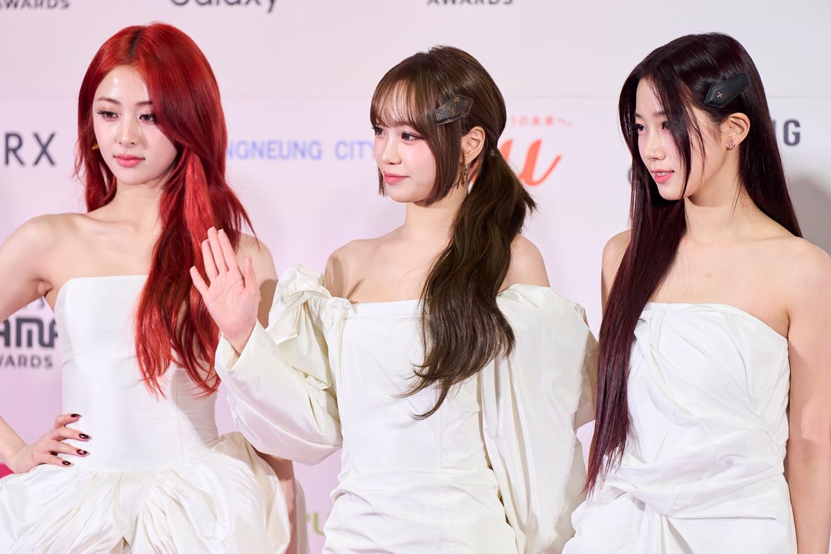 11月28・29日に東京・東京ドームで開催された「2023 MAMA AWARDS」のレッドカーペットDAY2に登場したLE SSERAFIM 撮影：伊藤 由圭 (C) CJ ENM Co., All Rights Reserved