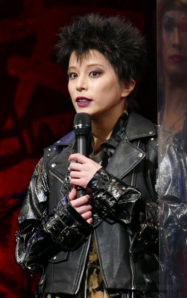 丸山隆平「このメイクと衣装が気持ちを持ち上げてくれる」 ミュージカル『ヘドウィグ・アンド・アングリーインチ』が華麗に開幕！ - ぴあエンタメ情報