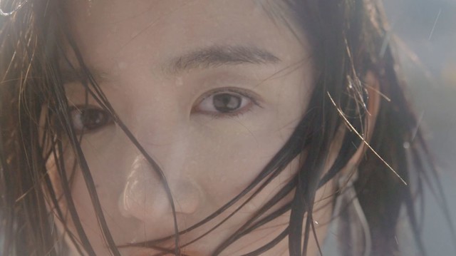 杏沙子がずぶ濡れで熱唱「ファーストフライト」MVをYouTubeプレミア