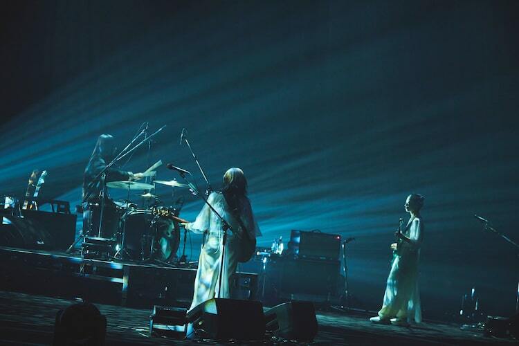 羊文学、満員の横浜アリーナに響かせた3人の轟音「自分の人生じゃない