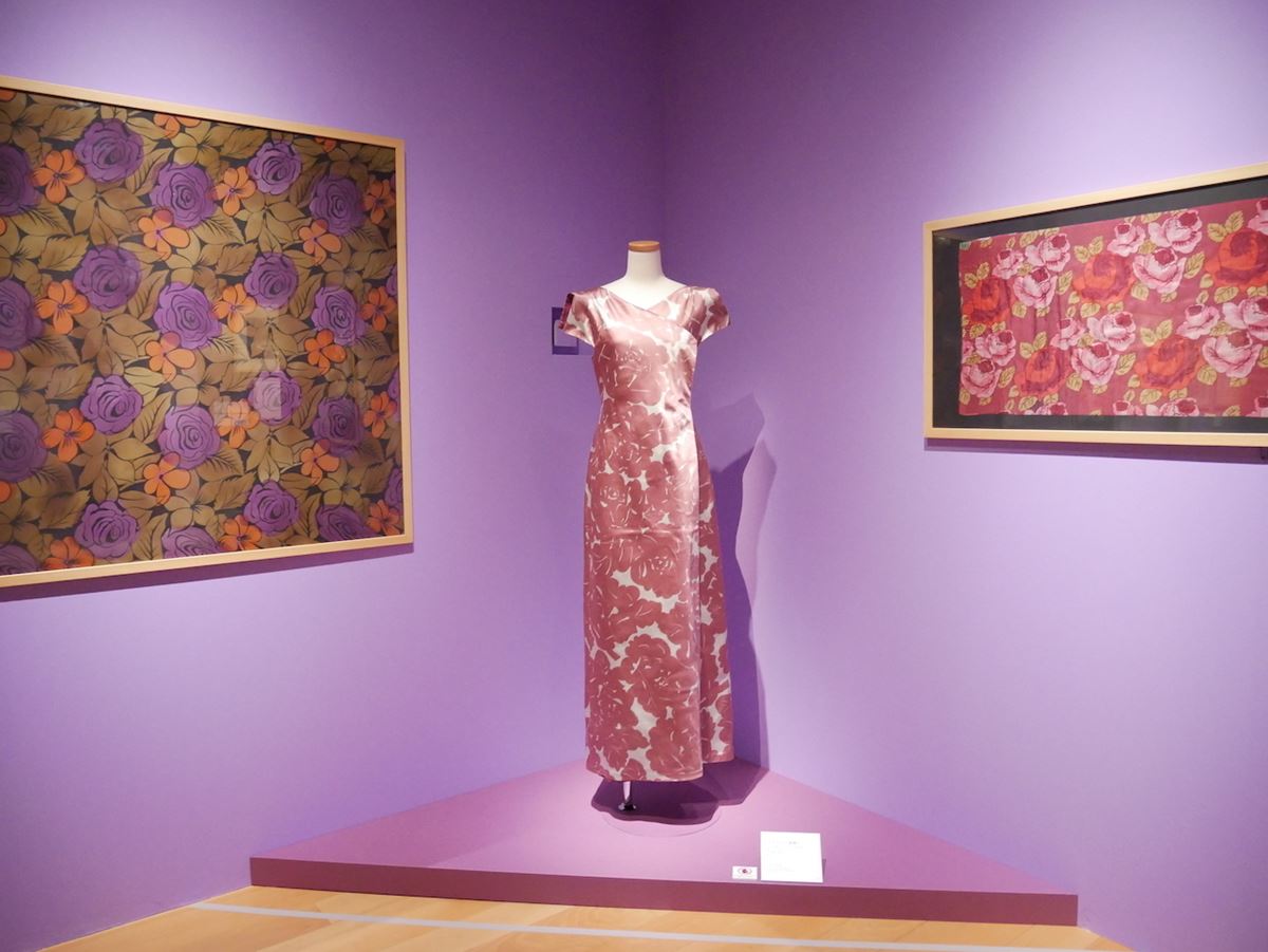 中央：ドレス　テキスタイル《薔薇》　ドレス・デザイン原案：ポール・ポアレ（1911年）　制作：モンジ・ギバン　ドレス制作：2007年