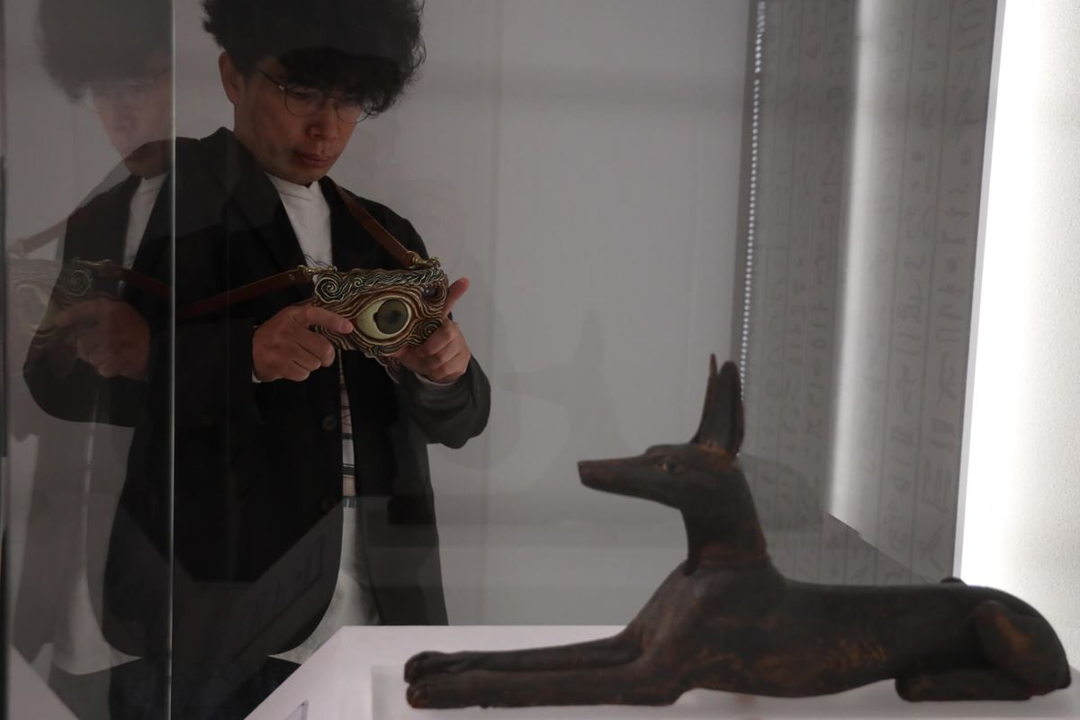 《腹ばいになる山犬の姿をしたアヌビス神像》前1550～前1070年頃