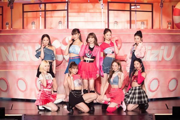 NiziU、初の単独ツアー『Light it Up』完走 ファンからの