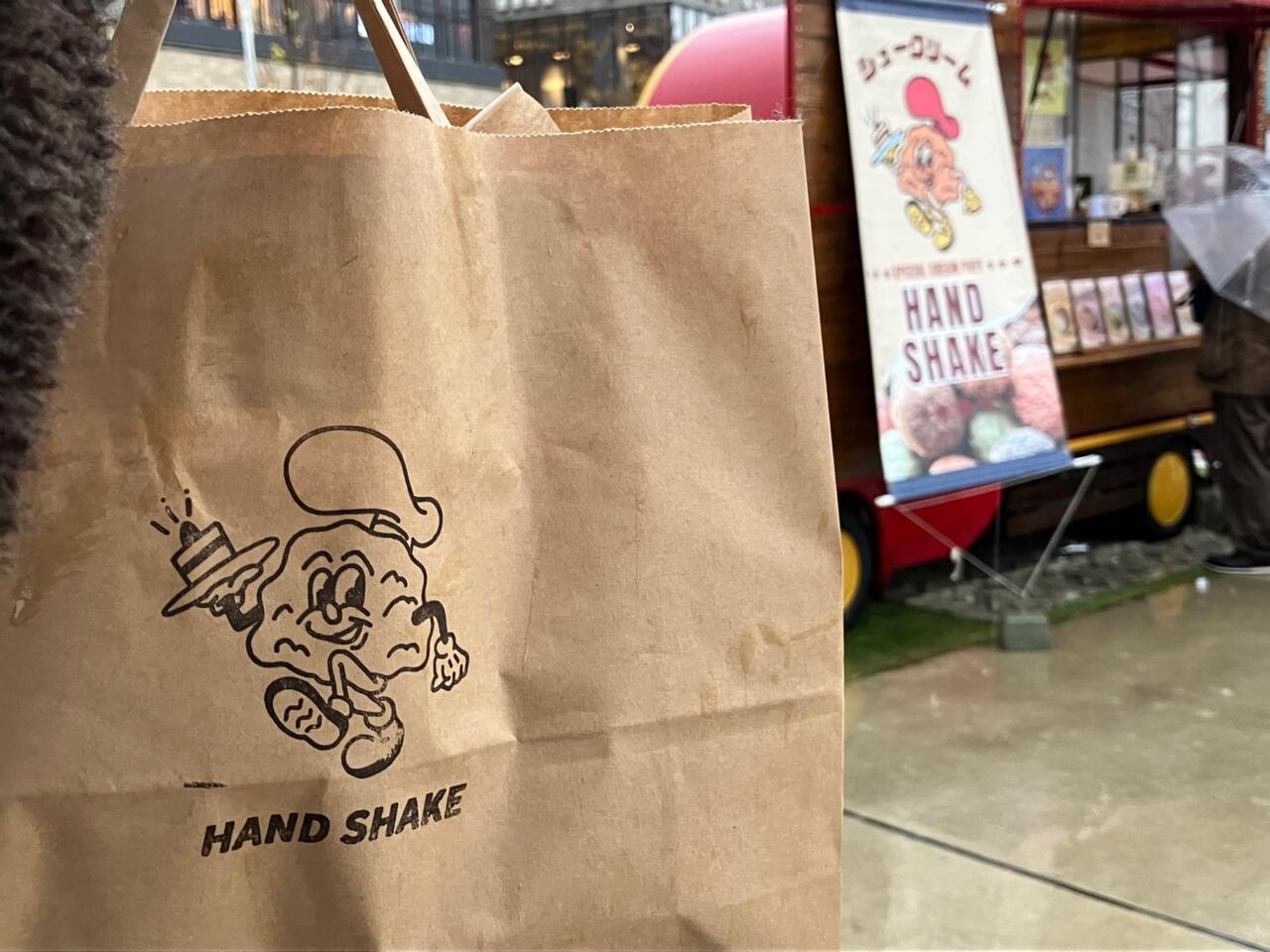 キッチンカー『ハンドシェイク』の巨大シュー