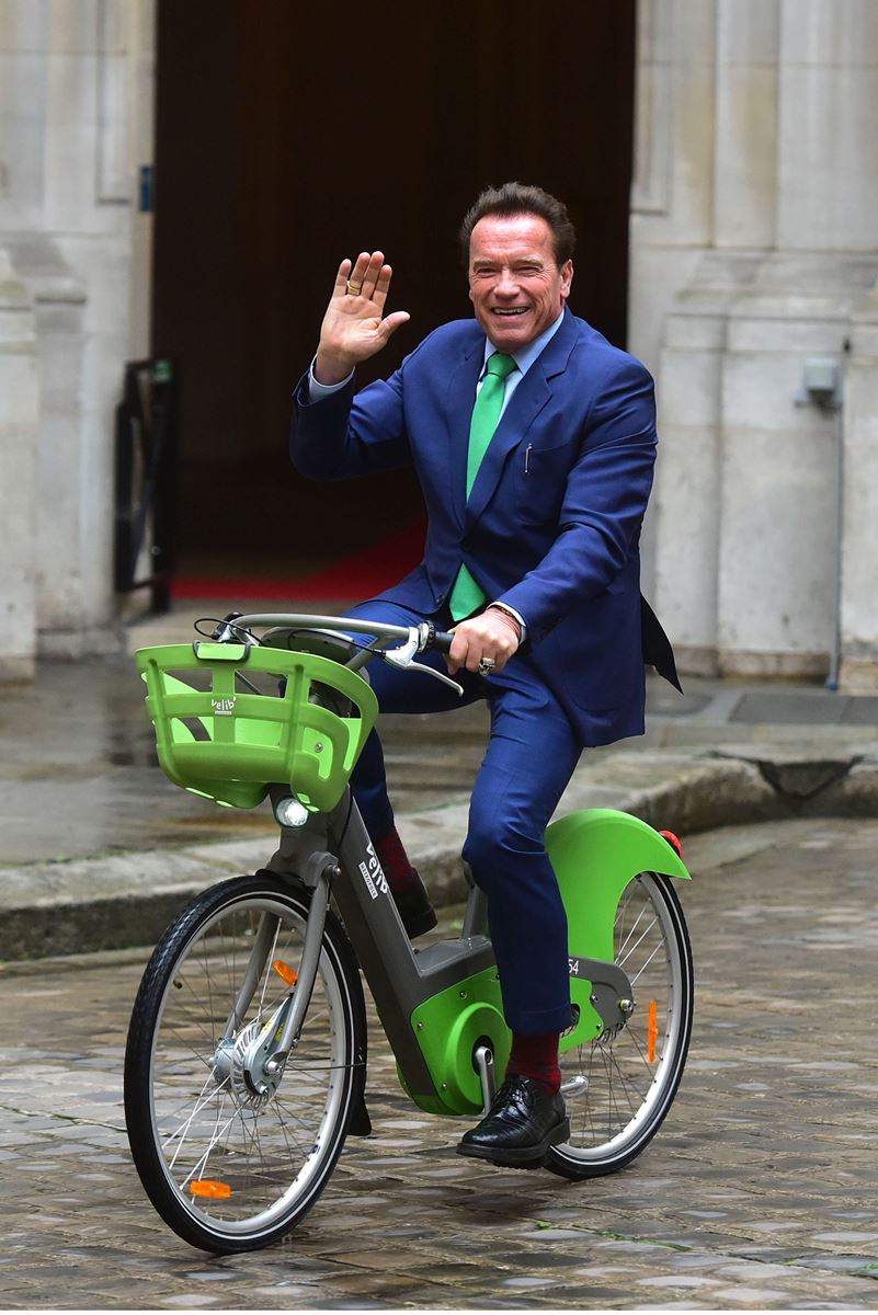 政界から退いた後も、電動自転車に乗って地球温暖化防止を訴えるなど、社会問題には積極的に取り組むシュワ。