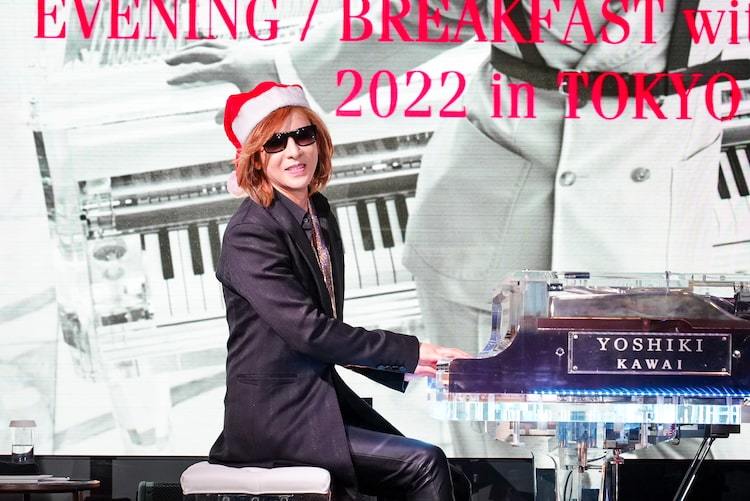 YOSHIKIが2年ぶり帰国！ディナーショー発表記者会見でサンタになる - ぴあ音楽