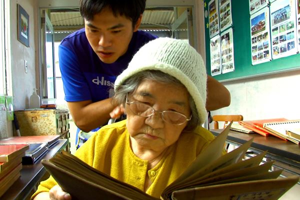 (C)映画「僕とケアニンと島のおばあちゃんたちと。」