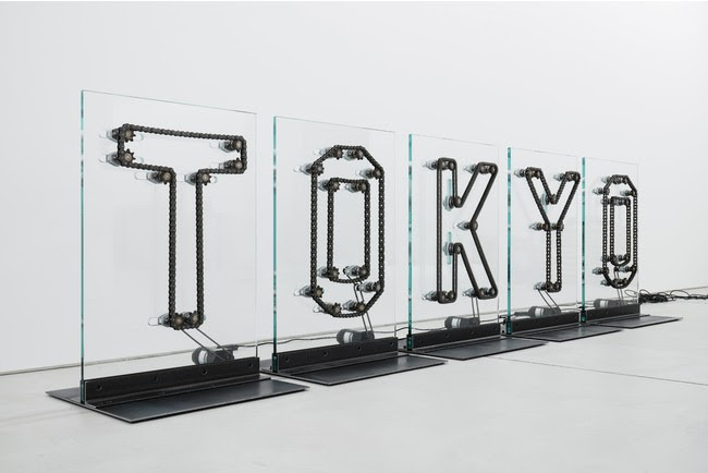 TOKYO machine 2021 glass, steel, chain, bearing, motor, cable 102.0 x 390.0 x 60.0 cm