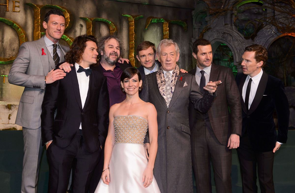 2014年の『ホビット 決戦のゆくえ』のイベントで。マッケランに顔を寄せているのがマーティン・フリーマン。その他、オーランド・ブルーム（左2番目）、ベネディクト・カンバーバッチ（右端）など英国イケメン俳優が勢ぞろい。フリーマンの隣がピーター・ジャクソンです。 